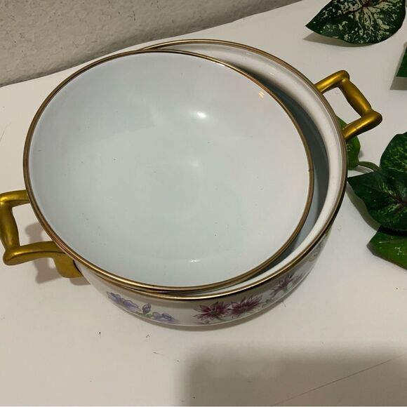 New Regency Club enamel floral Dutch oven with brass handles and lid - Picture 5 of 11